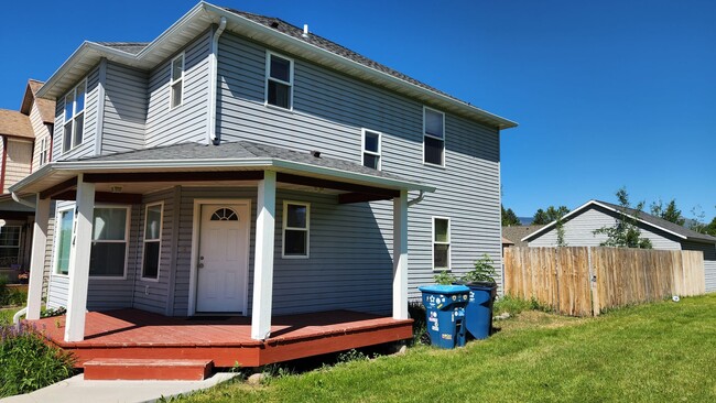 Foto del edificio - Beautiful House with Yard and Pets Considered