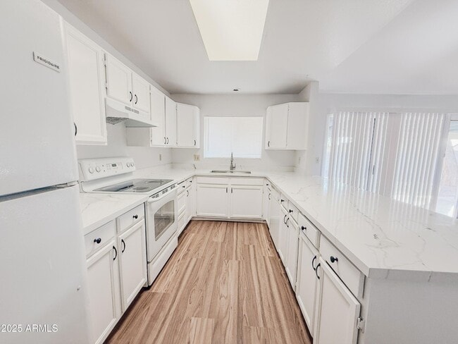 Foto del edificio - 7027 W Cherry Hills Dr