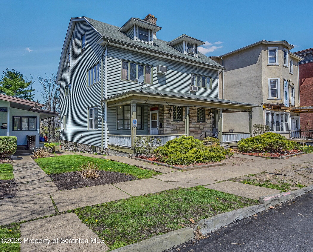 Primary Photo - 639 Monroe Ave