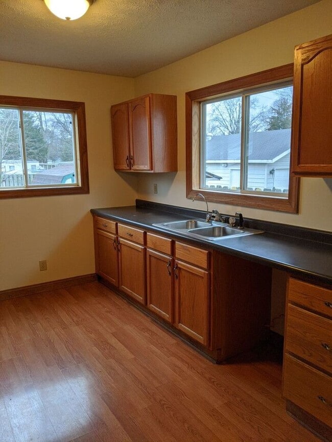 Building Photo - 2 Bedroom 1 Bath Home