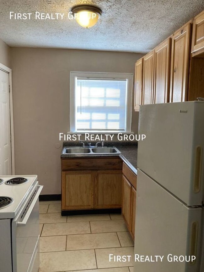 Building Photo - Move In Special, $100 OFF September Rent, ...