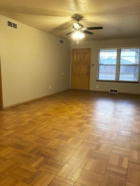 Foto del edificio - 3 Bed/1 Bath Mid-Century Ranch minutes from Midwest City High School - Refrigerator Included