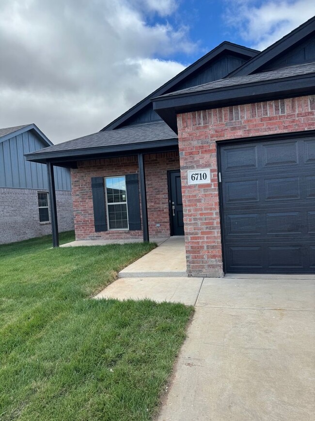 Building Photo - Located in the Glendale area! "Be there 1s...