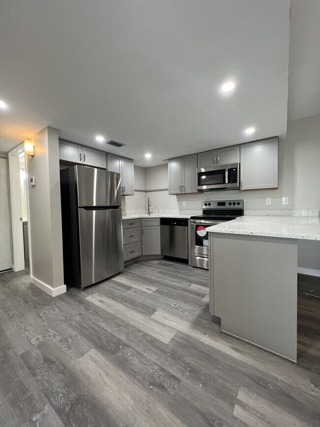 Foto del edificio - Annual** 55+ Years Old Required ** Recently Renovated ** 1 Bedroom / 1 Bath - Cambridge House - $...