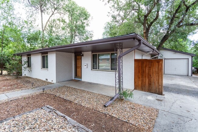 Building Photo - Beautiful 2-Bedroom, 2-Bath Home in Desirable Southwest Colorado Springs!
