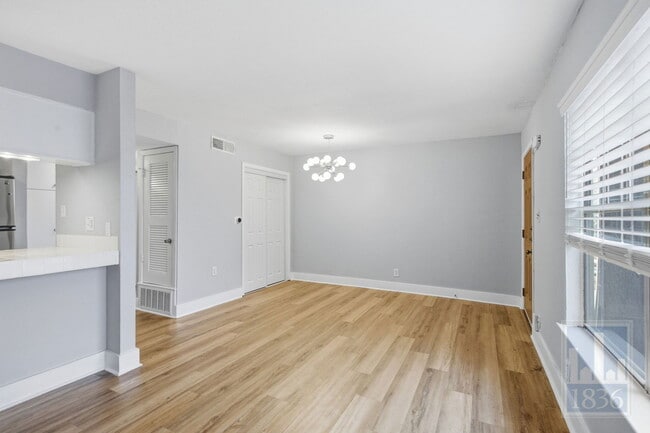 Foto del edificio - 7801 Shoal Creek Blvd