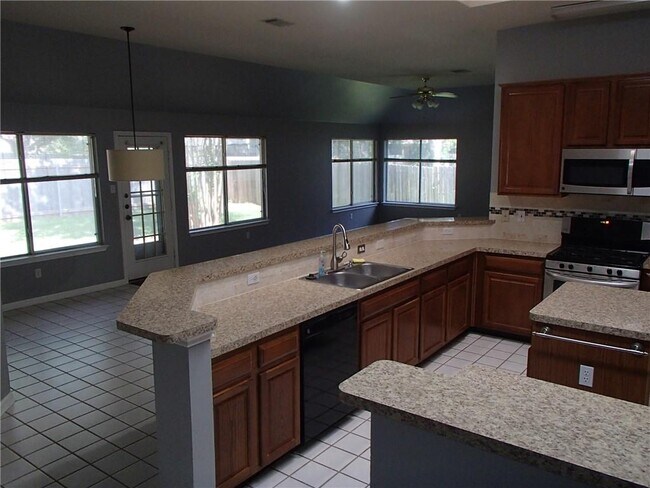 Building Photo - 408 Steeplechase Dr