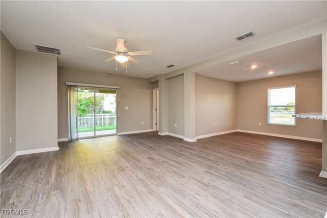 Building Photo - 1305 NE 34th Ln