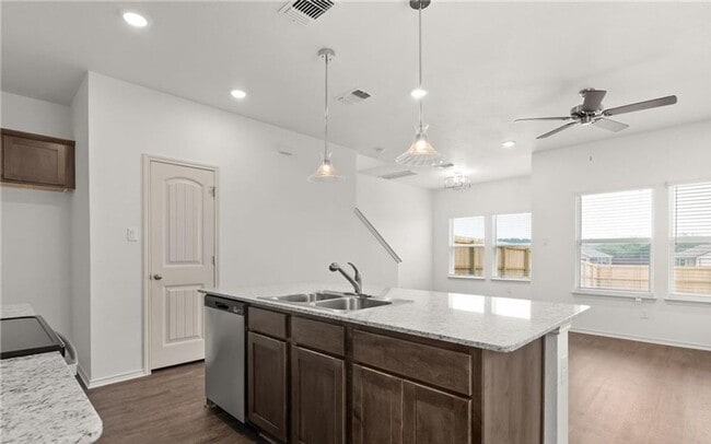 Building Photo - 3 bedroom 2.5 bathroom townhome!