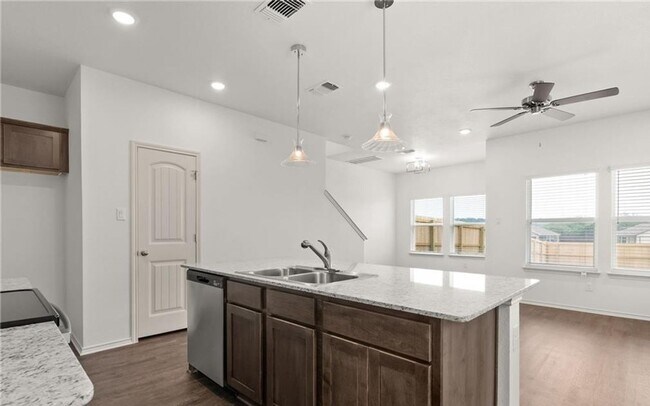 Foto del edificio - 3 bedroom 2.5 bathroom townhome!