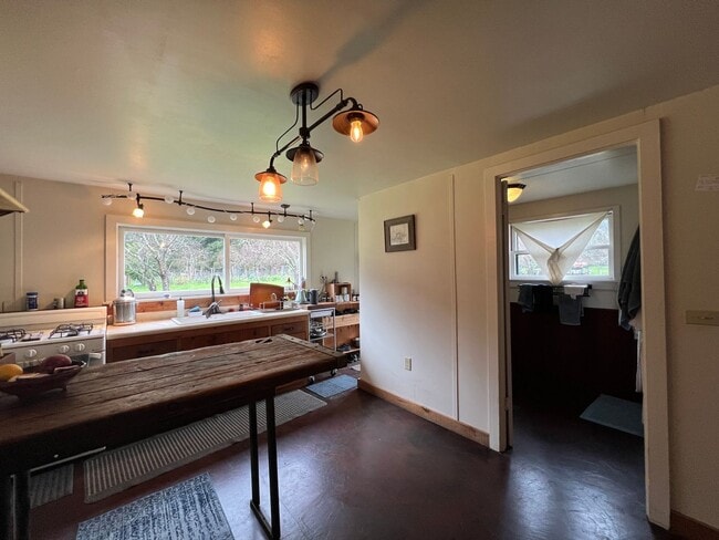 Building Photo - 1,100 square foot cottage on private 80 ac...