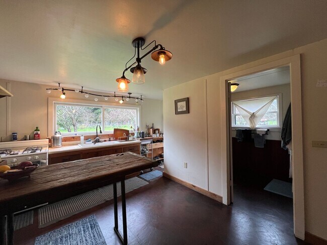 Foto del edificio - 1,100 square foot cottage on private 80 ac...