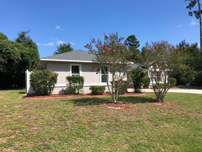 Foto del edificio - Large 3 Bedroom/2 Bathroom Single Family Home