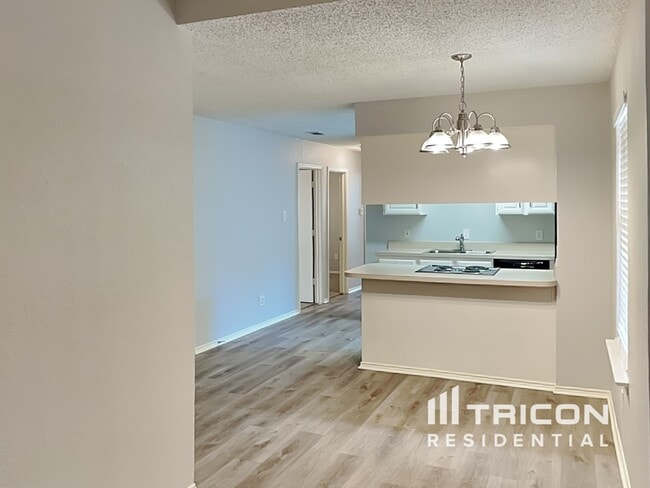 Foto del edificio - 4931 Darrow Ln