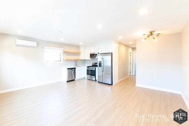 Foto del edificio - 3150 James M Wood Blvd