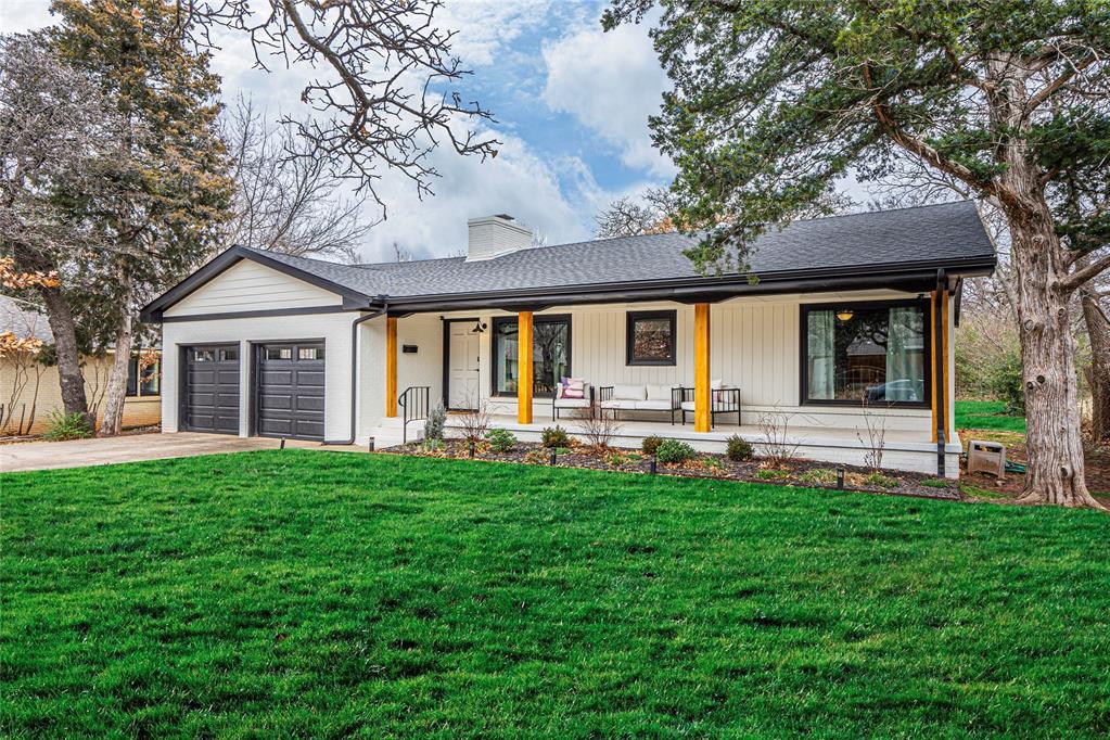 Primary Photo - 812 East Dr