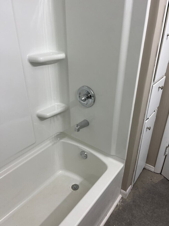 Building Photo - Nice brick 3 bedroom home! $1195! Large fe...