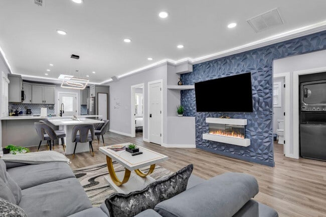 Building Photo - 830 Parkwood Ave