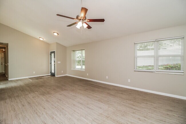 Building Photo - 520 Portland Cir