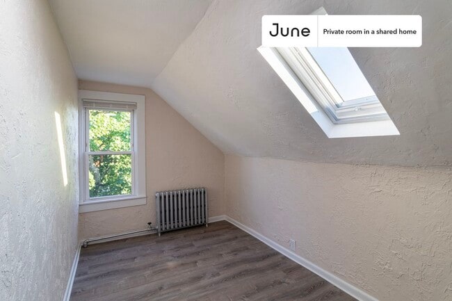 Building Photo - Room in Shared 6 bed/2 bath home