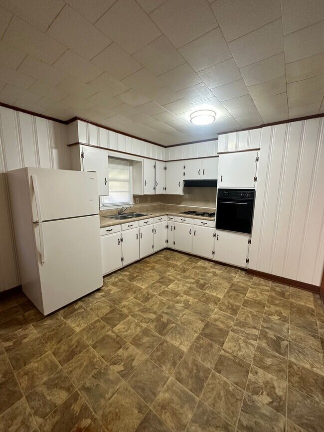 Building Photo - 3 Bedroom, 1.5 Bath Rental – Convenient Location