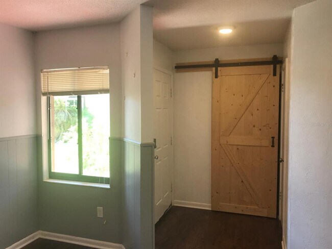 Foto del edificio - 112 Oakwood Village Cir