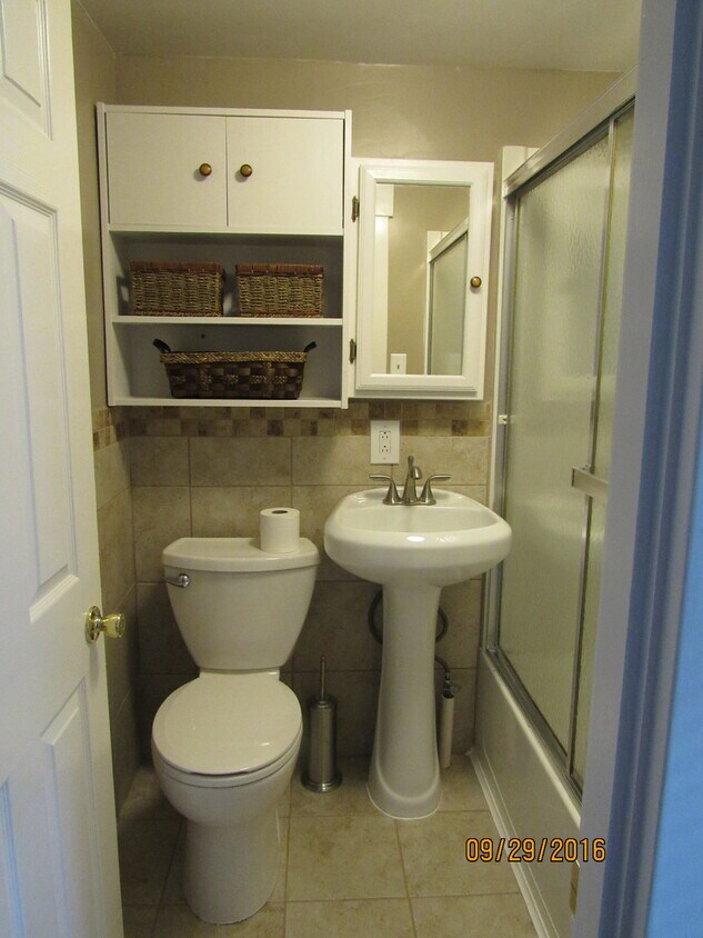 ceramic tile bath - 314 Unity Way