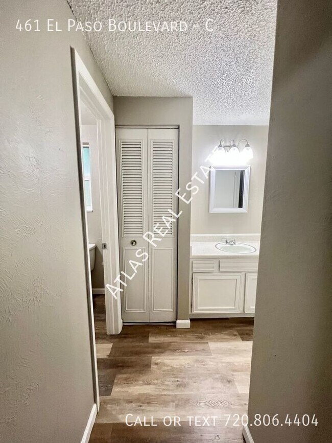 Foto del edificio - CHARMING RENOVATED 2 BED & 1 BATH  CREEKSI...
