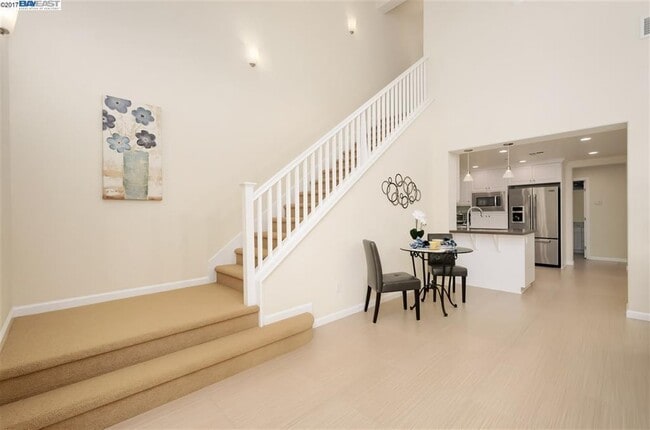 Building Photo - Executive 2 Bed + Den | 2 Bath | 1,718 Sq....