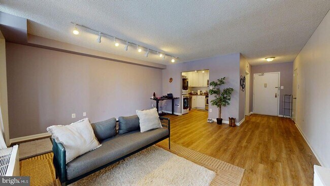 Foto del edificio - 3701 S George Mason Dr