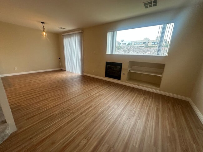 Building Photo - Great Townhome in Henderson Gated Community