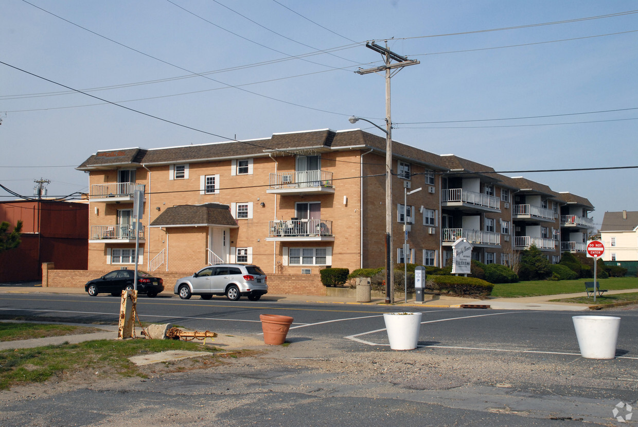 Primary Photo - Kingsley Terrace Apartments