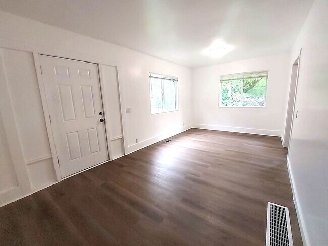 Foto del edificio - Spacious 4BD/3BA with Fenced Yard & Front Porch in North Seattle!