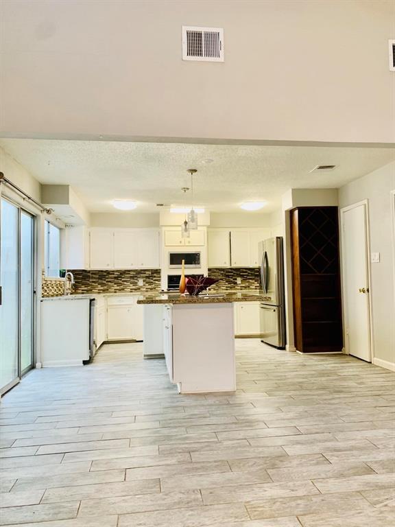 Building Photo - 4123 Willow Beach Dr