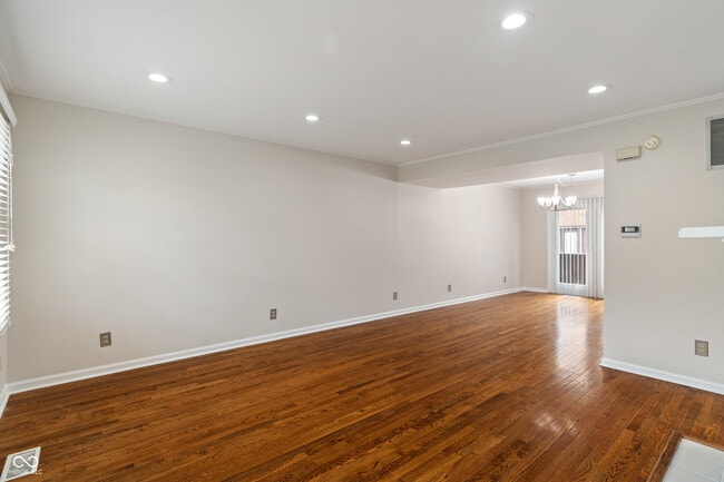 Building Photo - 524 E 10th St