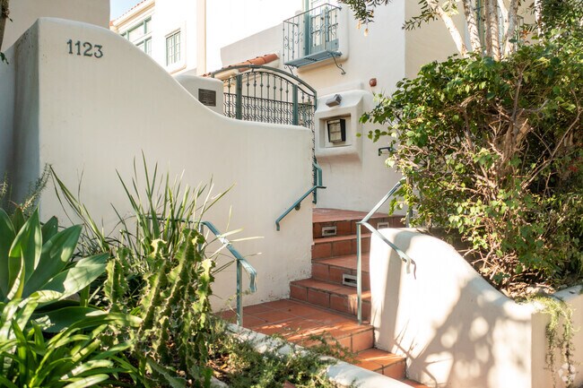 Foto del edificio - 1123 N Flores St
