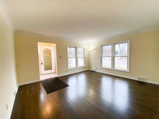 Building Photo - 1919 E 38th St