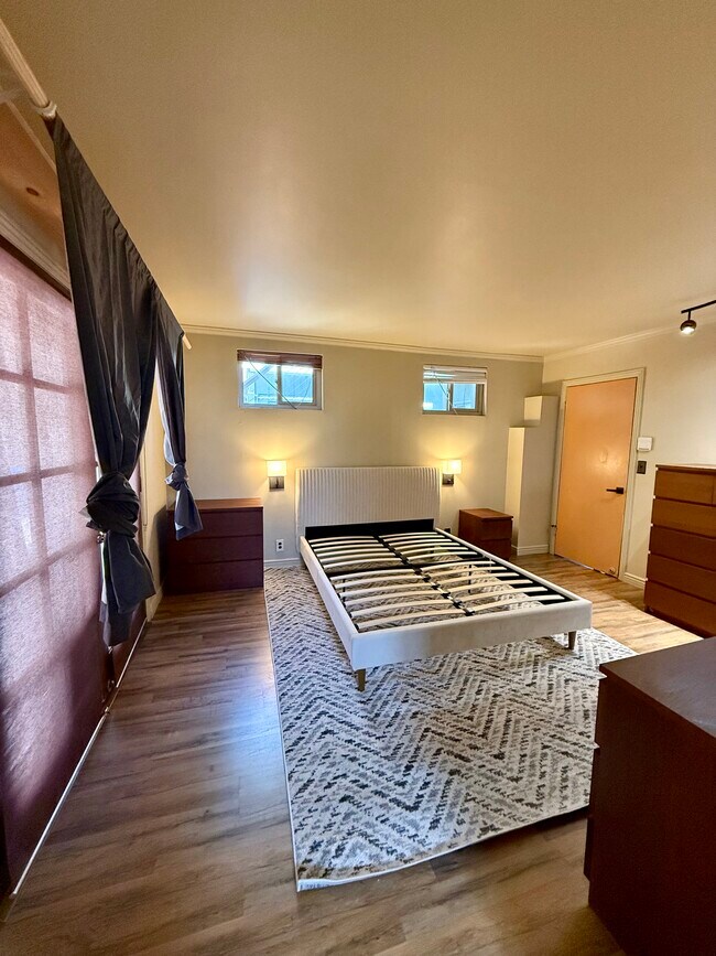 Foto del edificio - 6331 Longridge Ave