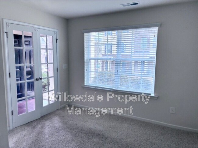 Foto del edificio - 6025 Kentworth Dr
