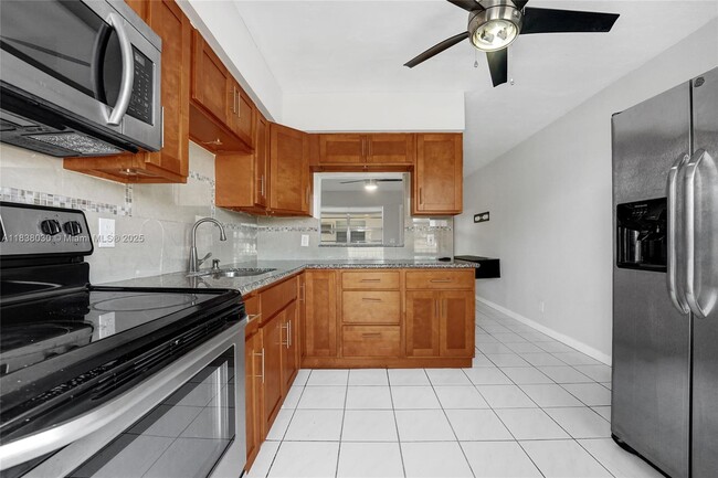 Foto del edificio - 7401 Pines Blvd
