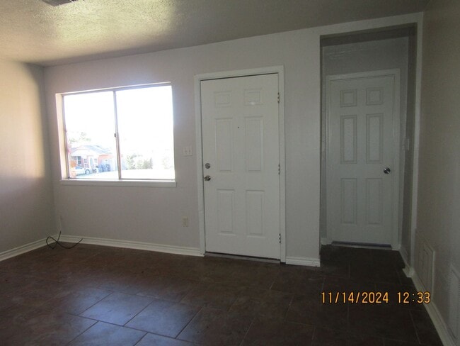 Building Photo - New listing West Side! hard surface flooring.