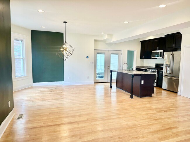 Foto del edificio - 5 Bedrooms!  Private In-Law Suite! Pets We...