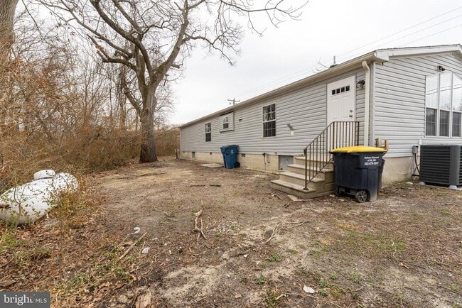 Building Photo - 1205 W 6th St