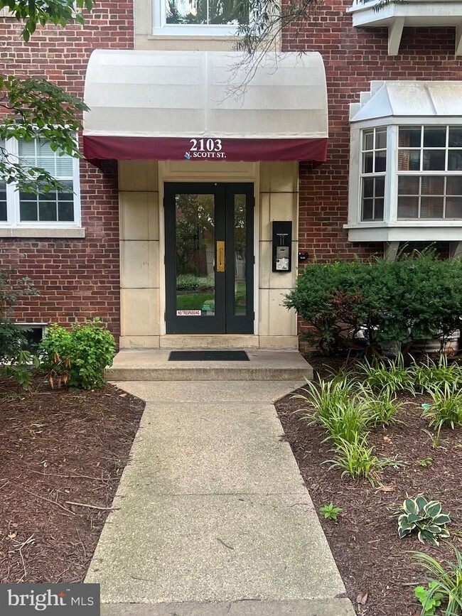 Building Photo - This cozy unit combines convenience, comfo...