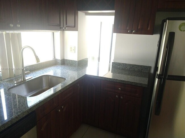 Foto del edificio - 17021 N Bay Rd