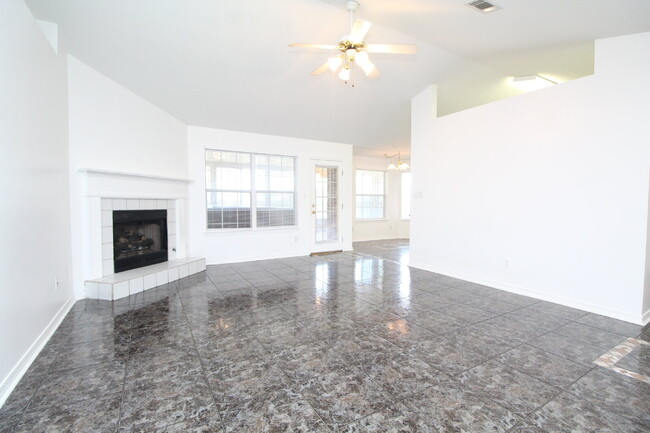 Building Photo - Updated 4BR/2BA with Open Floorplan, Firep...