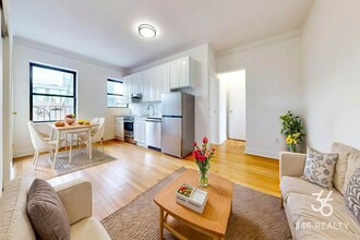 Building Photo - Carmine Street