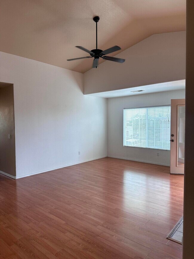 Foto del edificio - 5204 Na Pali St NE