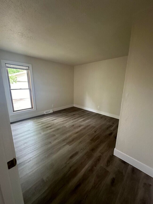 Foto del edificio - 2 Bedroom Lower Duplex