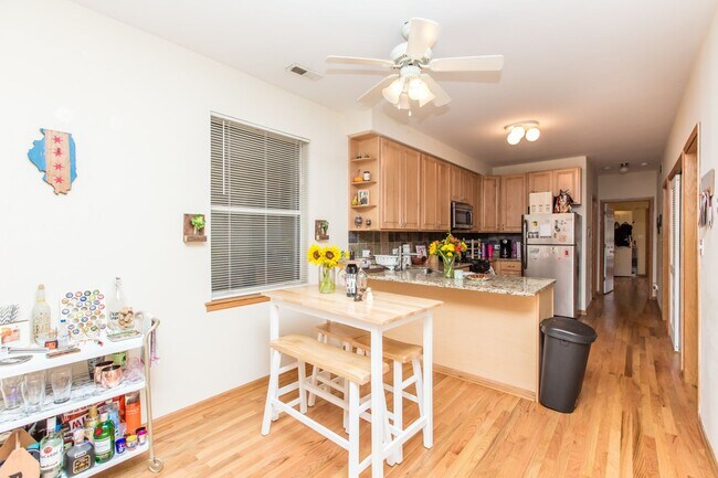 Foto del edificio - Condo Quality 3Bed/2bath in Wicker Park! In-Unit Laundry! Central Air! Blue Line!